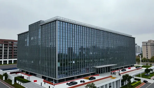 玻璃幕墙在商业建筑中的实际应用与维保挑战